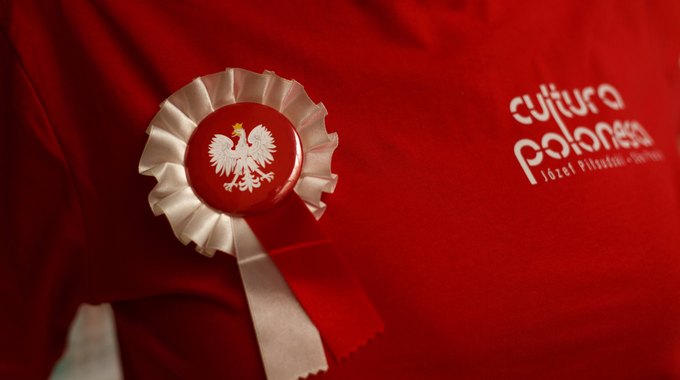 site piquenique polonês Camiseta vermelha da Cultura Polonesa com kotylion — roseta branca e vermelha com a águia polonesa